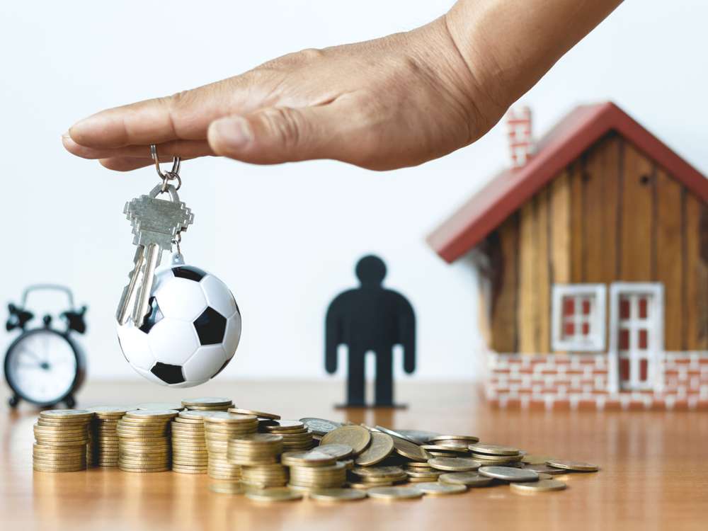 Real,Estate,Or,Property,Investment,Concept.,Man’s,Hand,Holds,The